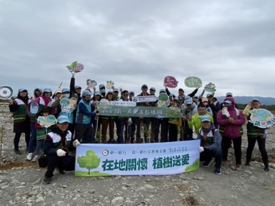 林業保育署臺中分署與第一銀行共同於大安溪社尾堤防外高灘地植樹 (1)